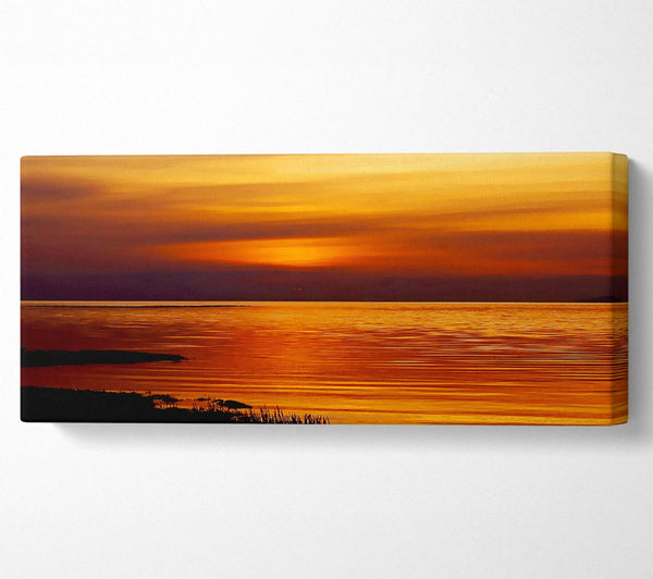 Beruhigender Sonnenuntergang am See