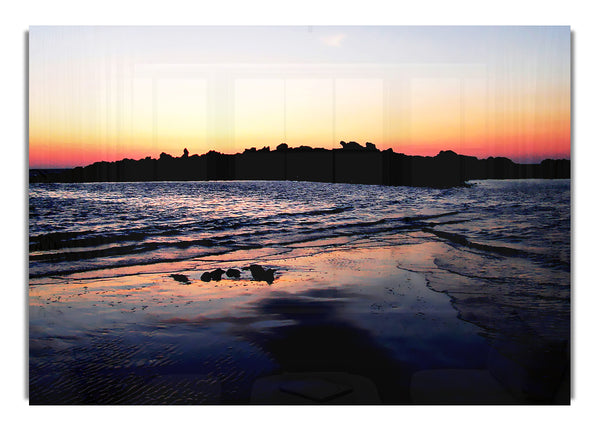 Sonnenuntergang hinter den Ozeanfelsen