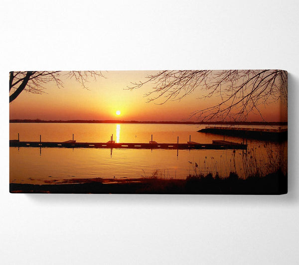 Ruhiger Sonnenaufgang am See