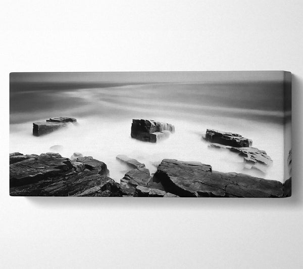 Surreale Ozeanfelsen B n W