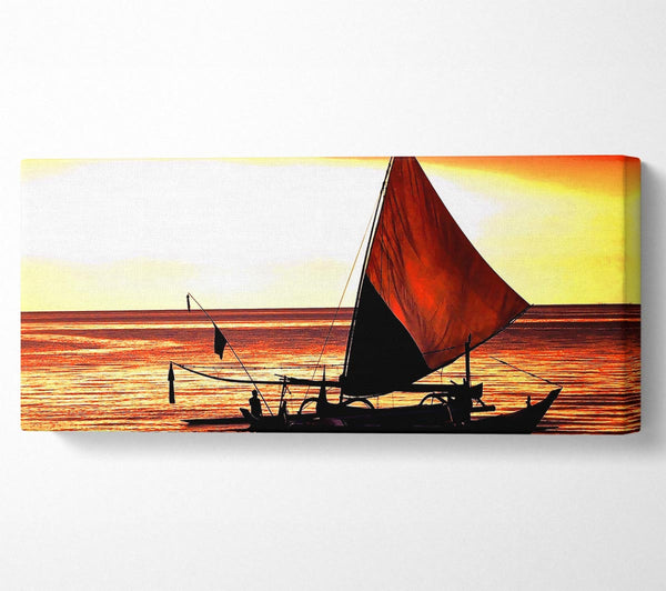 Schönes Segelboot bei Sonnenuntergang