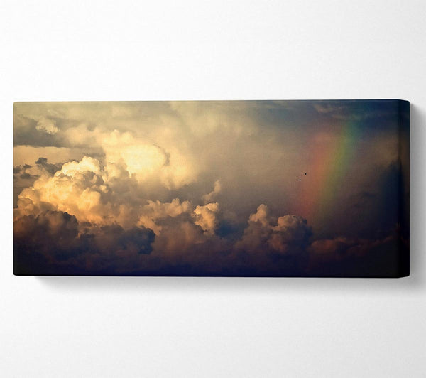 Gewitterwolken und Regenbogen