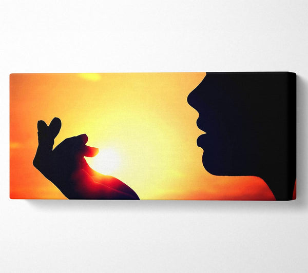 Die Sonne in ihrer Handfläche