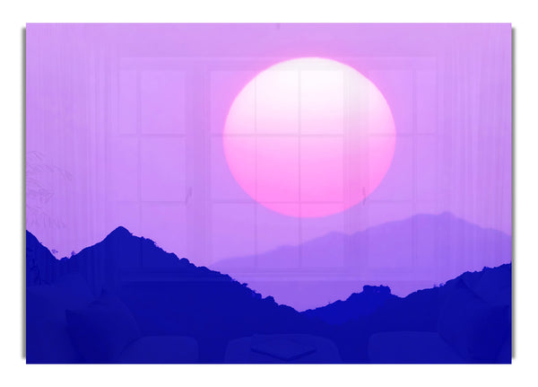 Riesige Sonne über den Berggipfeln Lila