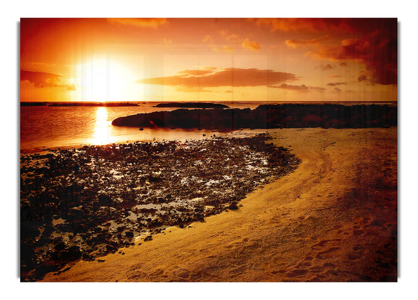 Ockerfarbener Sonnenuntergang am Meer