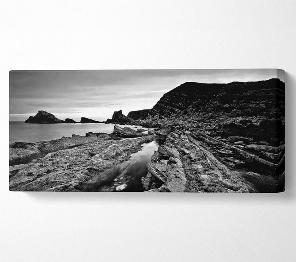 B n W Klippen rund um den Ozean