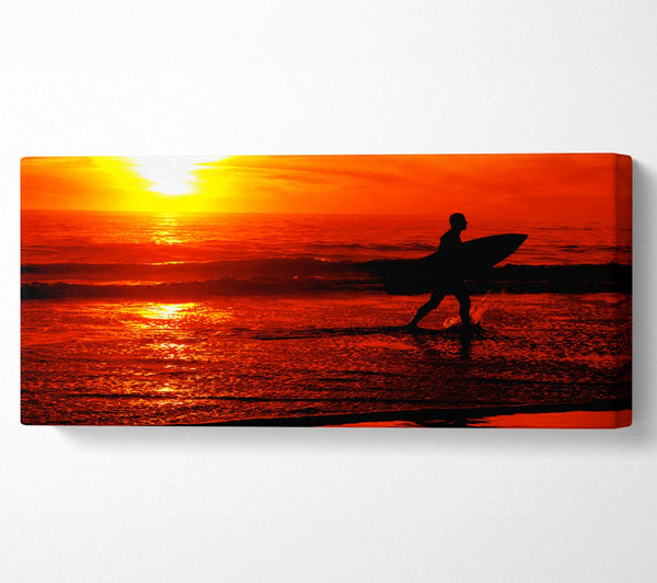Surfer atemberaubenden orange Ozean