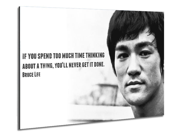 Motivationszitat von Bruce Lee: Wenn Sie zu viel Zeit mit Nachdenken verbringen
