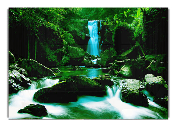 Der Wasserfall fließt über die Felsen