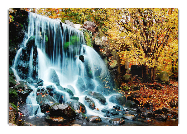 Die Wasserfälle im Herbstwald