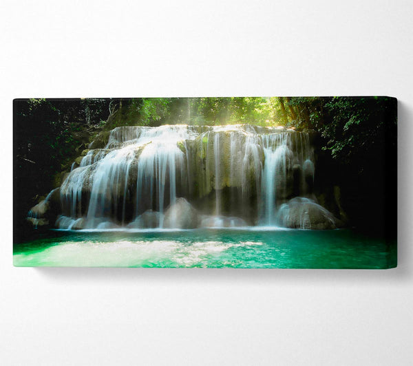 Wasserfallparadies mit klarem Wasser