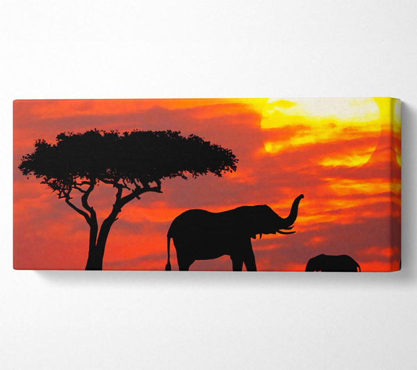 Mutter und Baby Elefant Silhouette bei Sonnenaufgang Kenia