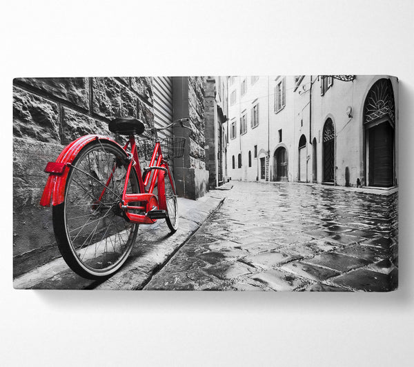 Rotes Fahrrad in den gepflasterten Straßen