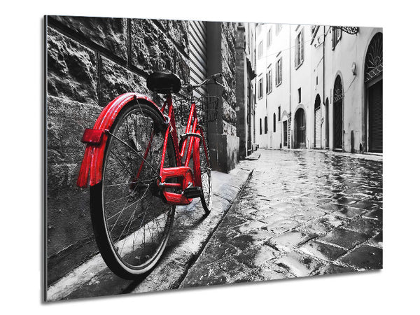 Rotes Fahrrad in den gepflasterten Straßen