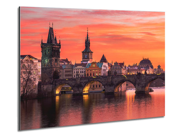 Atemberaubender rosa Himmel über der Stadt