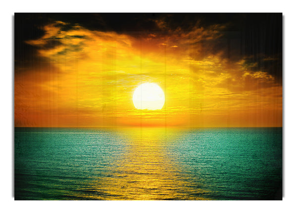 Orangefarbene Sonnenreflexionen auf dem grünen Ozean