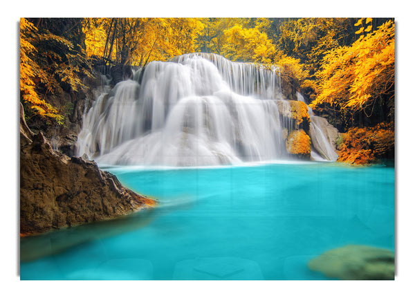Gelbe Bäume rund um das blaue Wasser