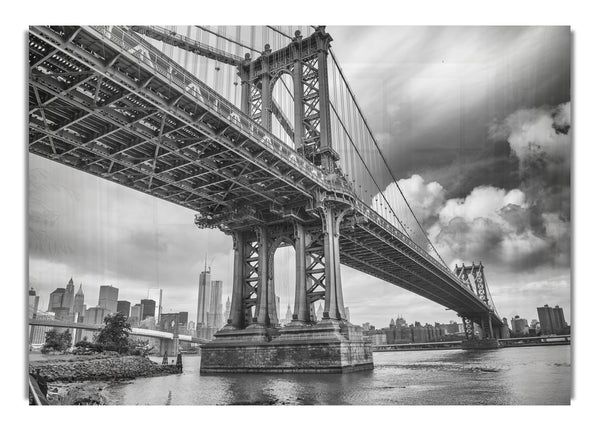 NYC schwarz und weiß Brücke unter Wolken