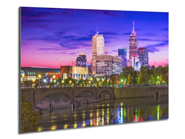 Brücke über die Stadt bei Nacht