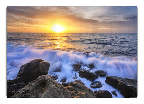 Die Wellen brechen auf dem Meer