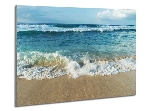 Tosende Wellen am Sandstrand