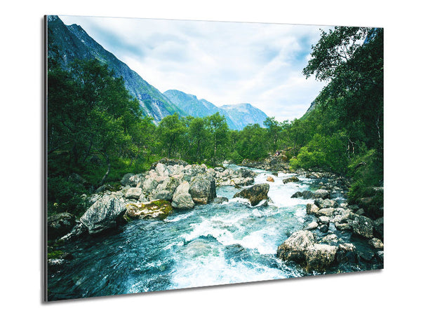 Atemberaubende Stromschnellen des Wasserwaldes