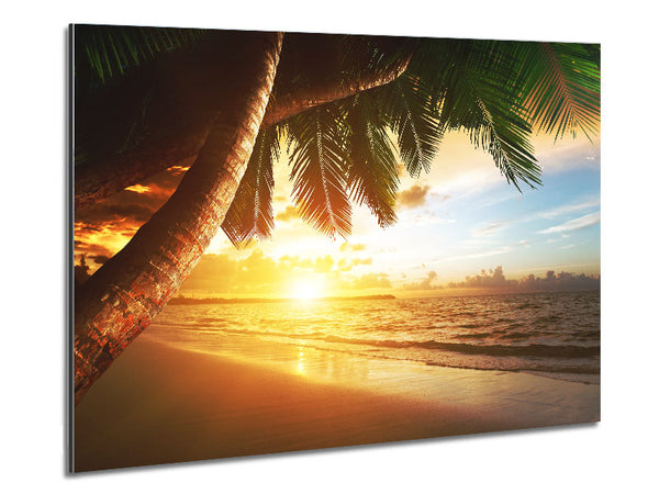 Niedriger Sonnenuntergang am Strand