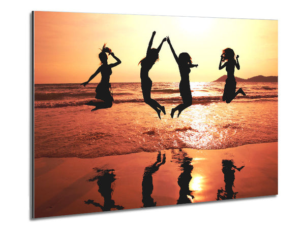 Menschen springen am Strand
