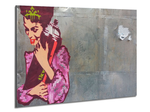Frau umarmt die Spraydose 