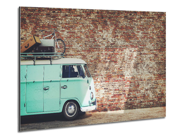 Der Camper vor Ziegelsteinen