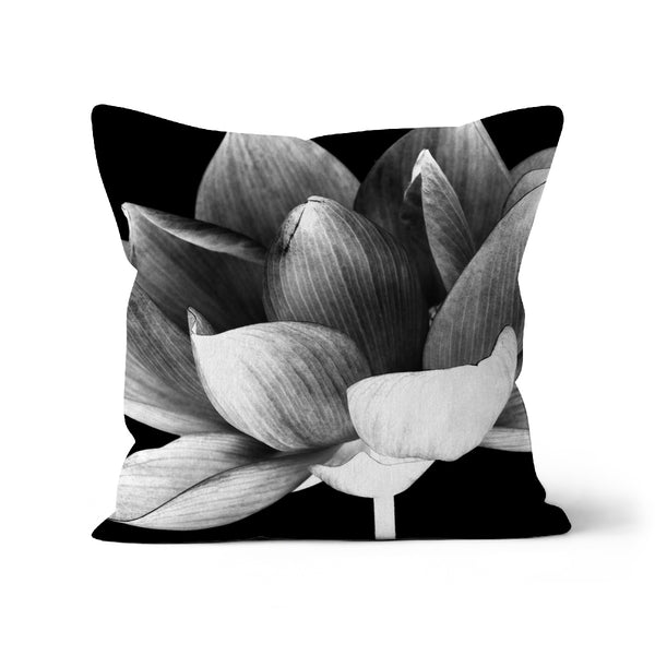 Kissen mit schwarzen und weißen Blumen